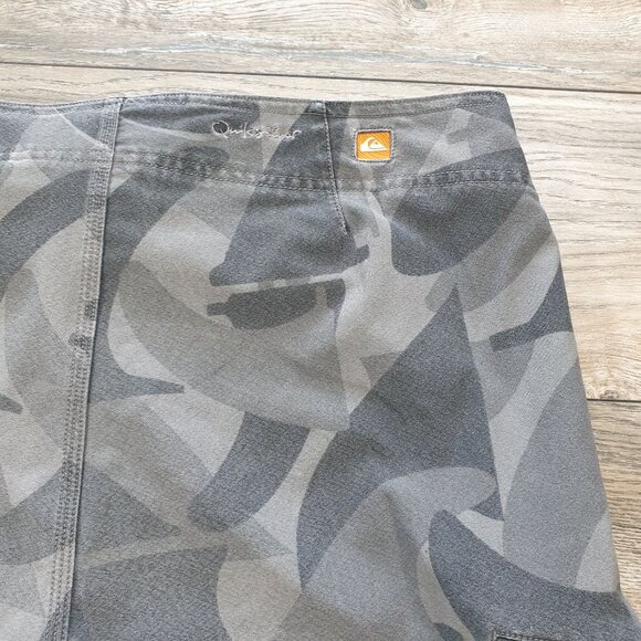 Quiksilver Men Gray Camo Board Shorts Size 36 Drawstring Pocket Swim Beach Surf - Picture 6 of 7